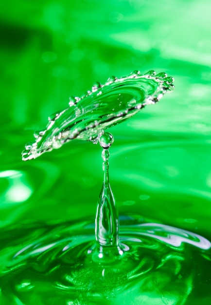 gota de agua cae hacia abajo rompiendo sobre una gota