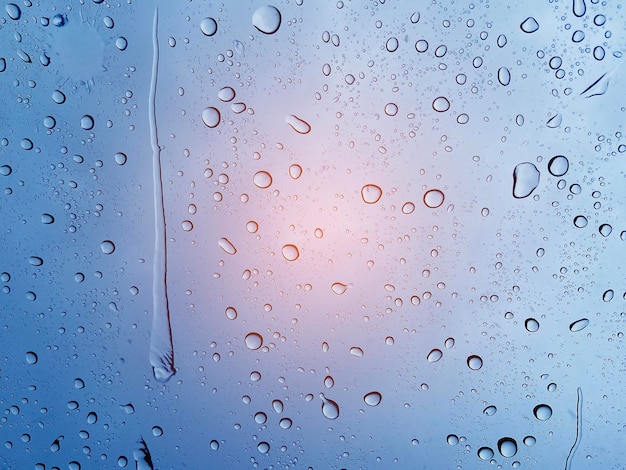 Foto gota de agua en el espejo del coche, atasco de tráfico