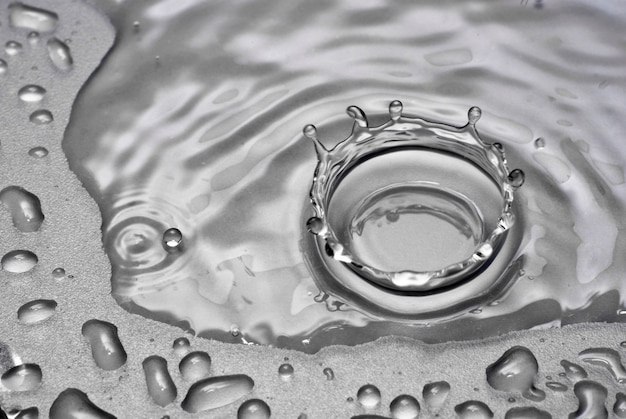 Una gota de agua forma una corona.