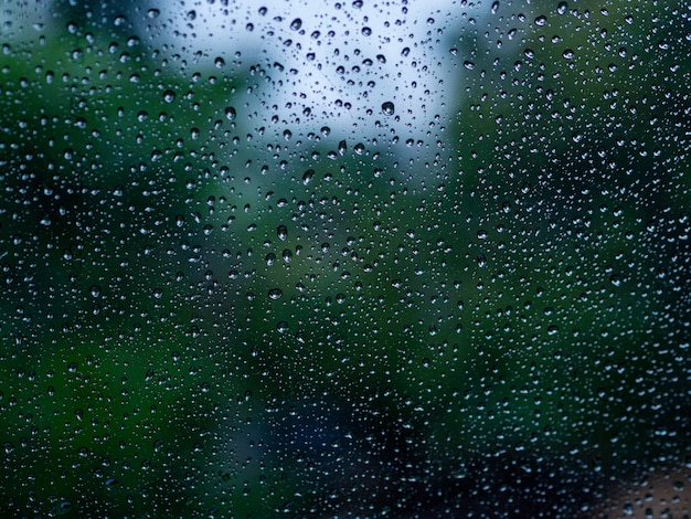 La gota de agua de lluvia en el espejo.