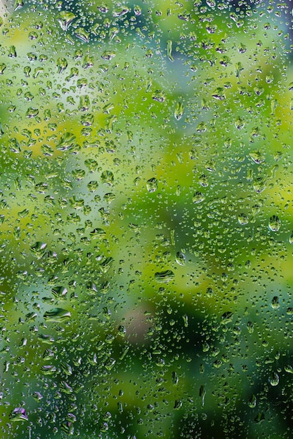 Gota de agua o gota de lluvia sobre el vidrio Gotas de agua sobre paredes de vidrio esmerilado o ventanas translúcidas