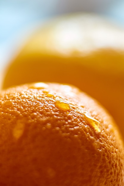 Foto una gota de agua en un primer plano naranja