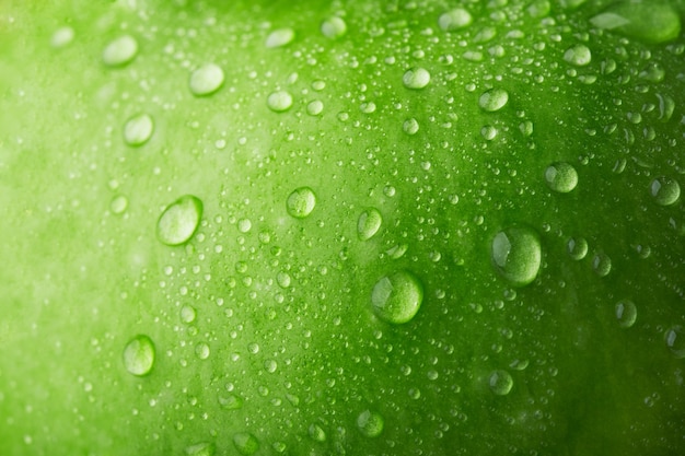 Gota de agua sobre la superficie de la manzana verde