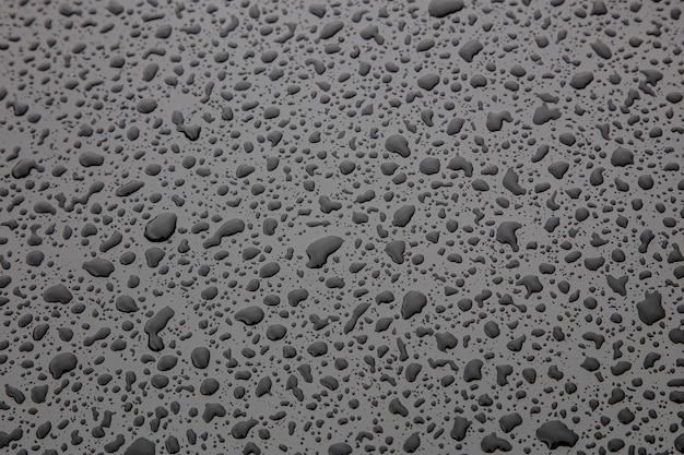 Gota de agua sobre la superficie metálica negra
