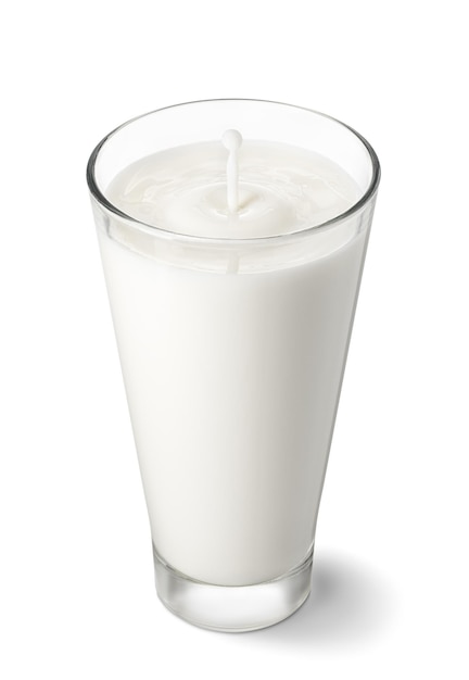gota caindo em um copo de leite e criou salpico com ondulação círculo