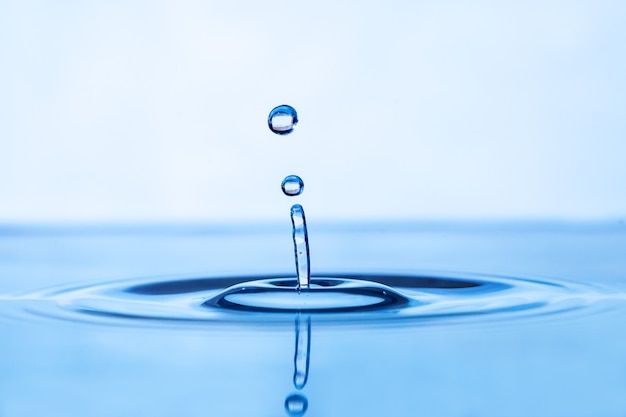 Gota d'água em um fundo azul