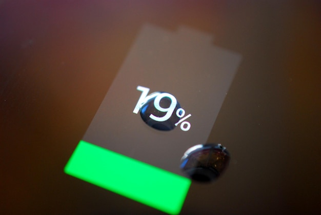 gota d'água em um indicador de nível de bateria na imagem da tela do smartphone