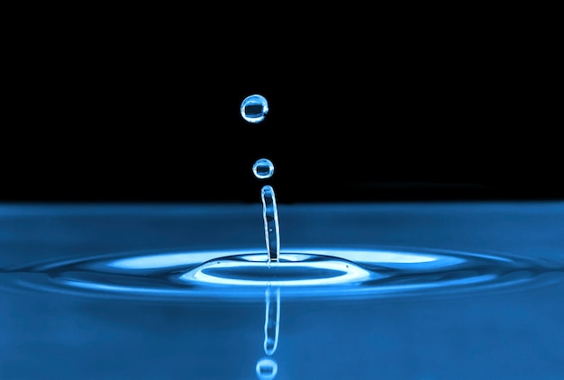 Gota de água azul em um fundo preto
