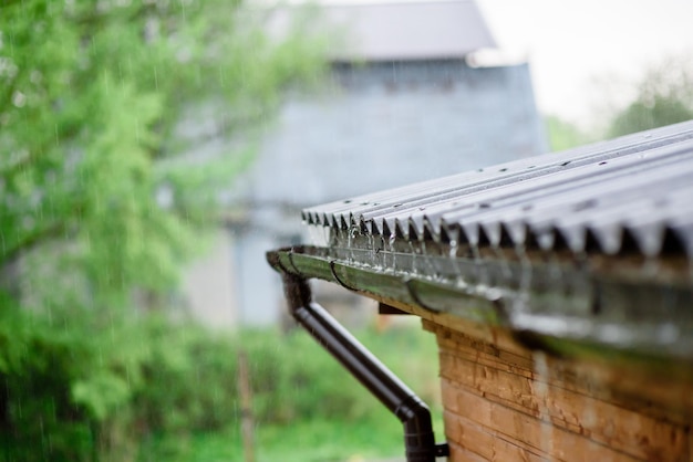 Foto gota de água da chuva do telhado da casa