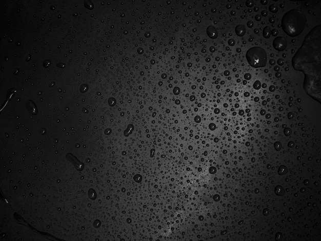 Gota de água na superfície preta