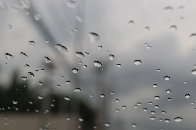 Gota de chuva no pára-brisa do carro