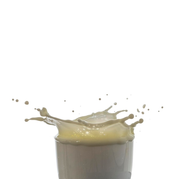 Gota de leite e salpicos isolados no fundo branco