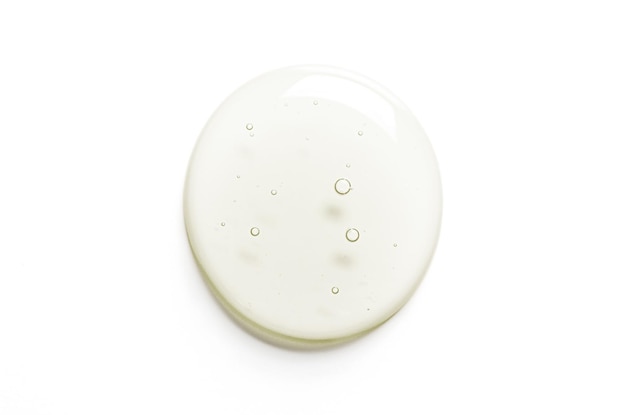 Una gota de gel o suero hidratante sobre un fondo blanco Producto cosmético para el cuidado de la piel