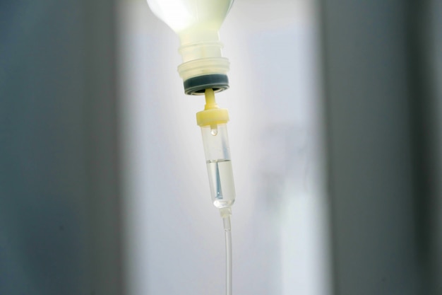 Gota intravenosa o solución salina intravenosa en los vasos sanguíneos del paciente para terapia