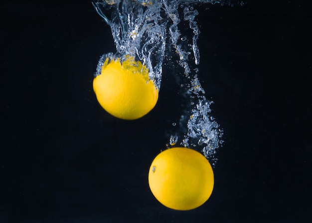 Foto una gota de limón en el agua.