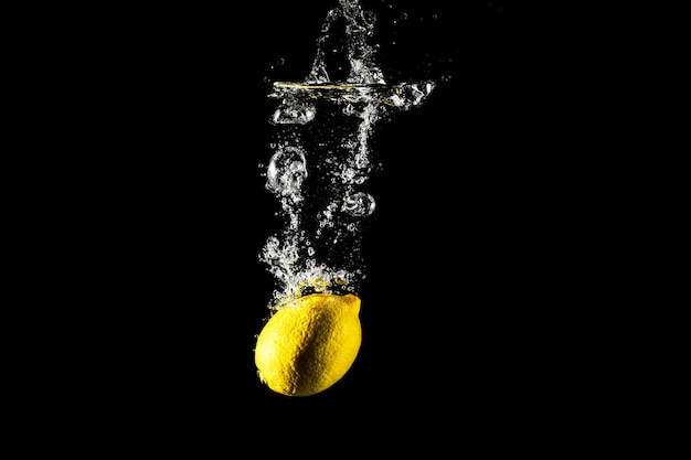 Gota de limon en agua