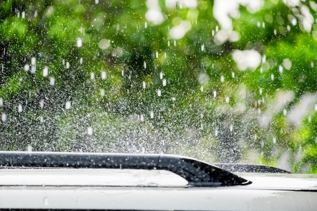 Gota de lluvia cayendo en el coche