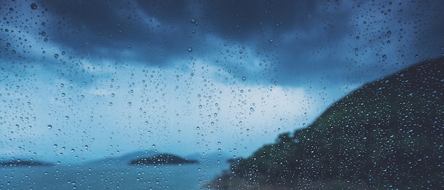 Gota de lluvia sobre el cristal automático