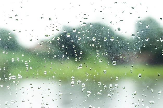 Gota de lluvia sobre el fondo de la ventana de cristal.