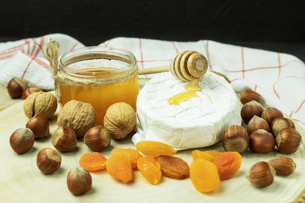 Una gota de miel cae sobre el queso camembert