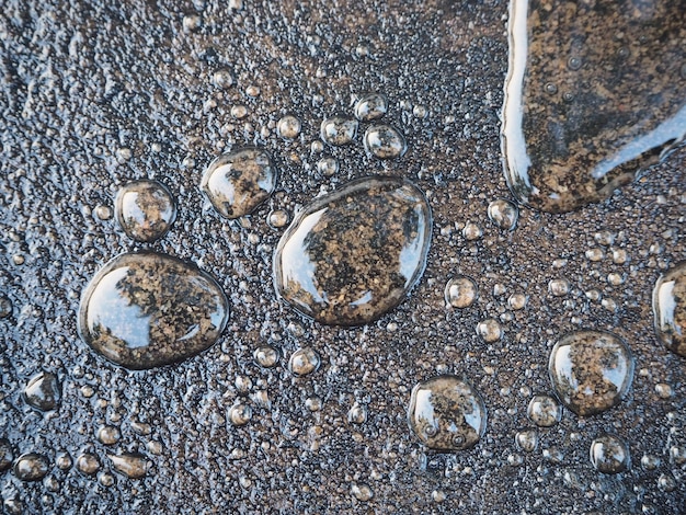 las gotas de aceite de motor de coche sucio en el piso