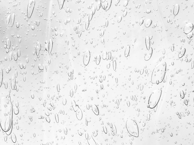 Gotas de agua abstracta sobre un fondo blanco