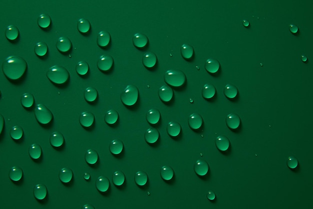 Gotas de agua abstractas en el fondo verde macro Burbujas de cerca Gotas de líquido cosmético Patrón de colocación plana