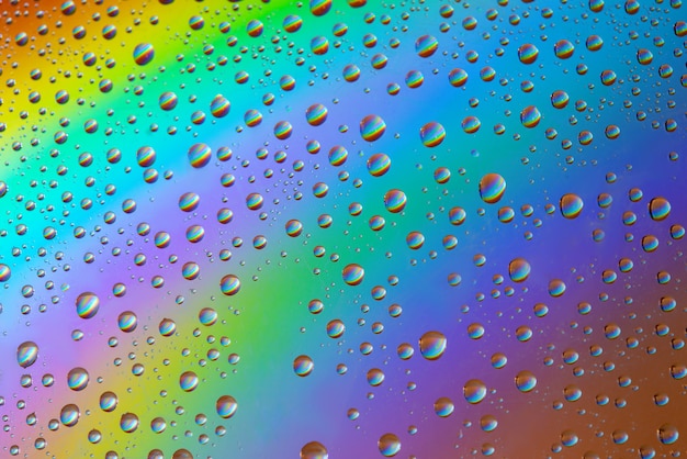 Gotas de agua en arco iris