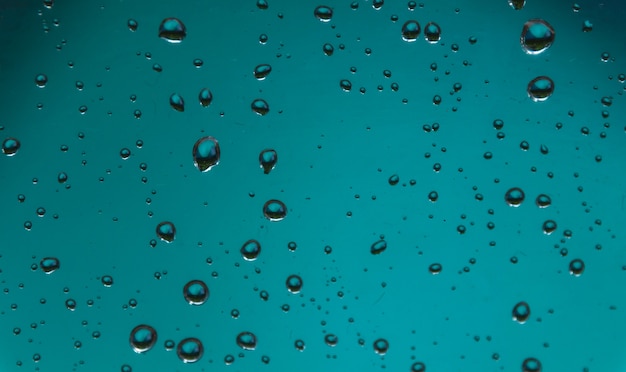 Gotas de agua en azul, detalle de un agua superficial azul húmedo