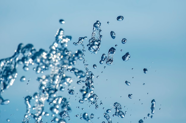 Gotas de agua azul de la fuente en el cielo