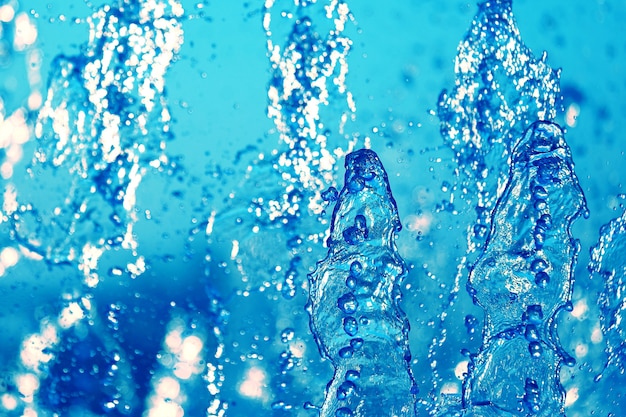 Gotas de agua azul de la fuente en el cielo