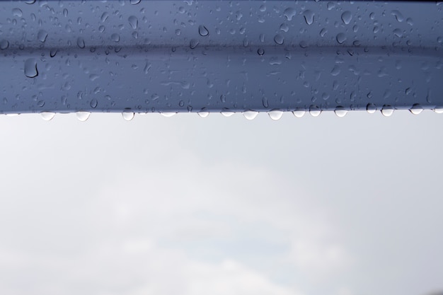 Foto gotas de agua en el borde de la ventana del coche