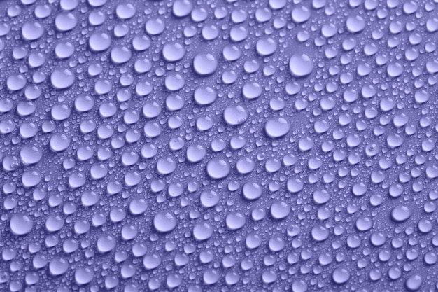 Gotas de agua de color muy peri violeta. Fondo abstracto para el color del año 2022.