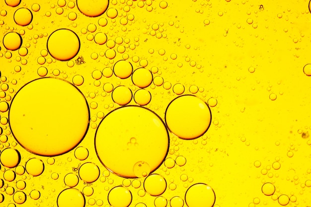 GOTAS DE AGUA COLOREADAS SOBRE EL VIDRIO. ANTECEDENTES PARA EL DISEÑO. Foto de alta calidad