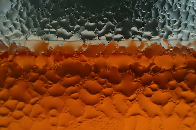 Gotas de agua de condensación sobre el vaso transparente de refresco.