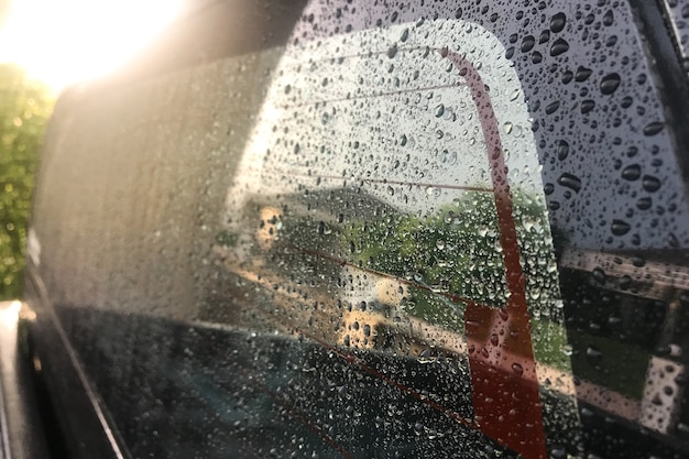 Gotas de agua en el cristal del coche con luz suave