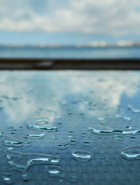 Gotas de agua después de la lluvia sobre la mesa