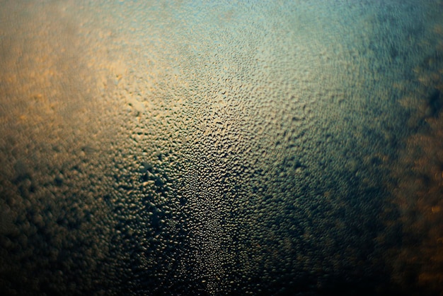 Gotas de agua fluyen por la superficie del vidrio transparente Ventana de niebla Fondo para proyectos