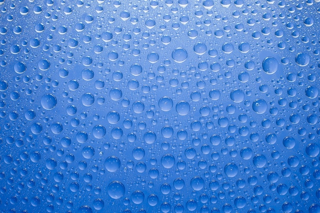 Gotas de agua de fondo azul. Gotas de agua sobre fondo de cristal