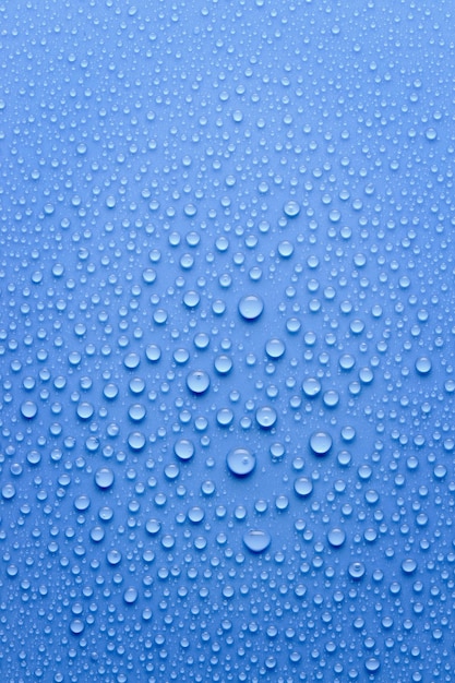 gotas de agua en un fondo azul