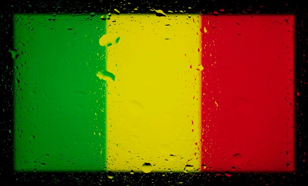 Gotas de agua en el fondo de la bandera de Malí Profundidad de campo reducida Enfoque selectivo Tonificado