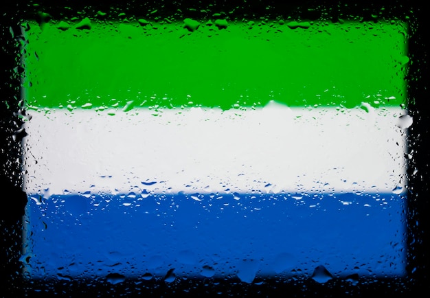 Gotas de agua en el fondo de la bandera de sierra leona Profundidad de campo reducida Enfoque selectivo Tonificado