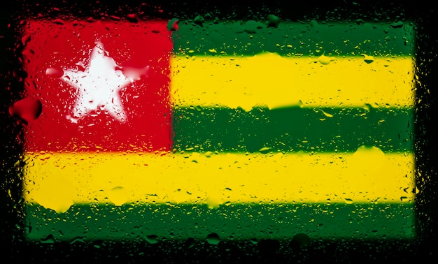 Gotas de agua en el fondo de la bandera de Togo Profundidad de campo reducida Enfoque selectivo Tonificado