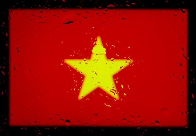 Gotas de agua en el fondo de la bandera de Vietnam Profundidad de campo reducida Enfoque selectivo Tonificado