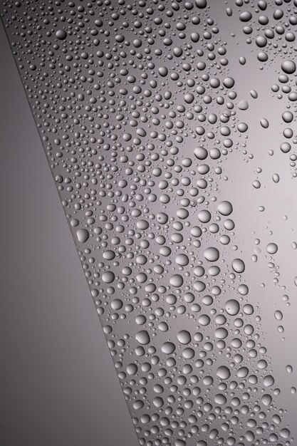 Gotas de agua en un fondo gris transparente