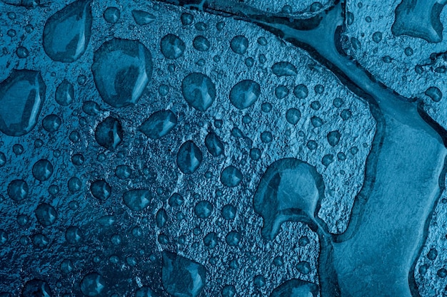 Gotas de agua en el fondo mojado del piso