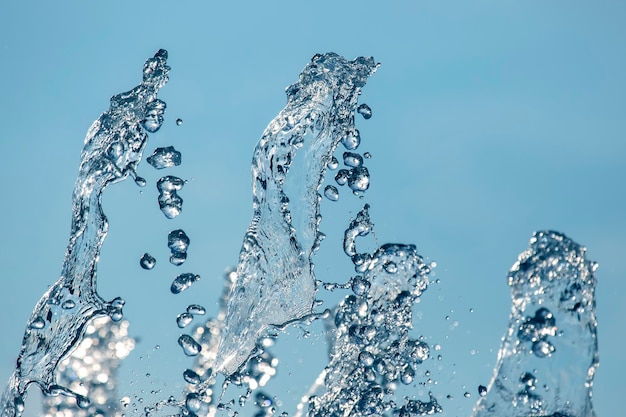 Gotas de agua de la fuente en el cielo