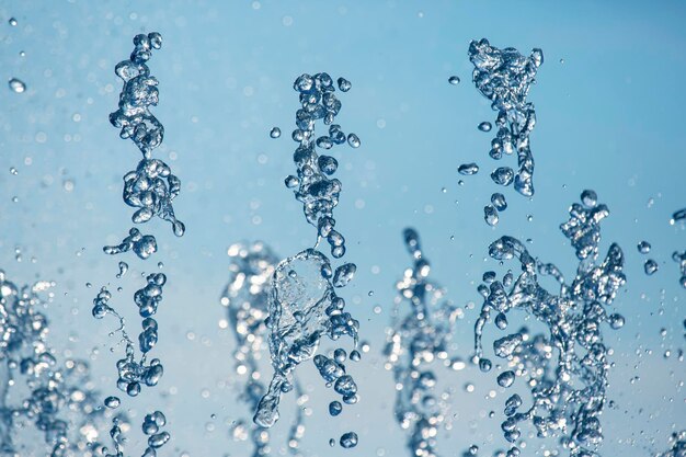 Gotas de agua de la fuente en el cielo