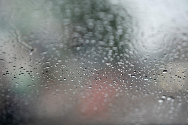 Foto gotas de agua de imagen borrosa en el parabrisas