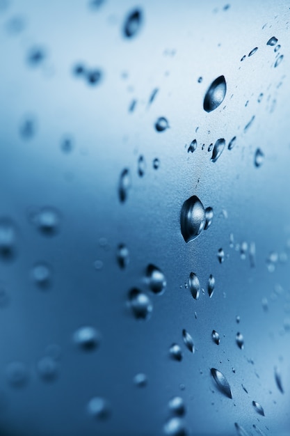 Gotas de agua limpia en el vaso.